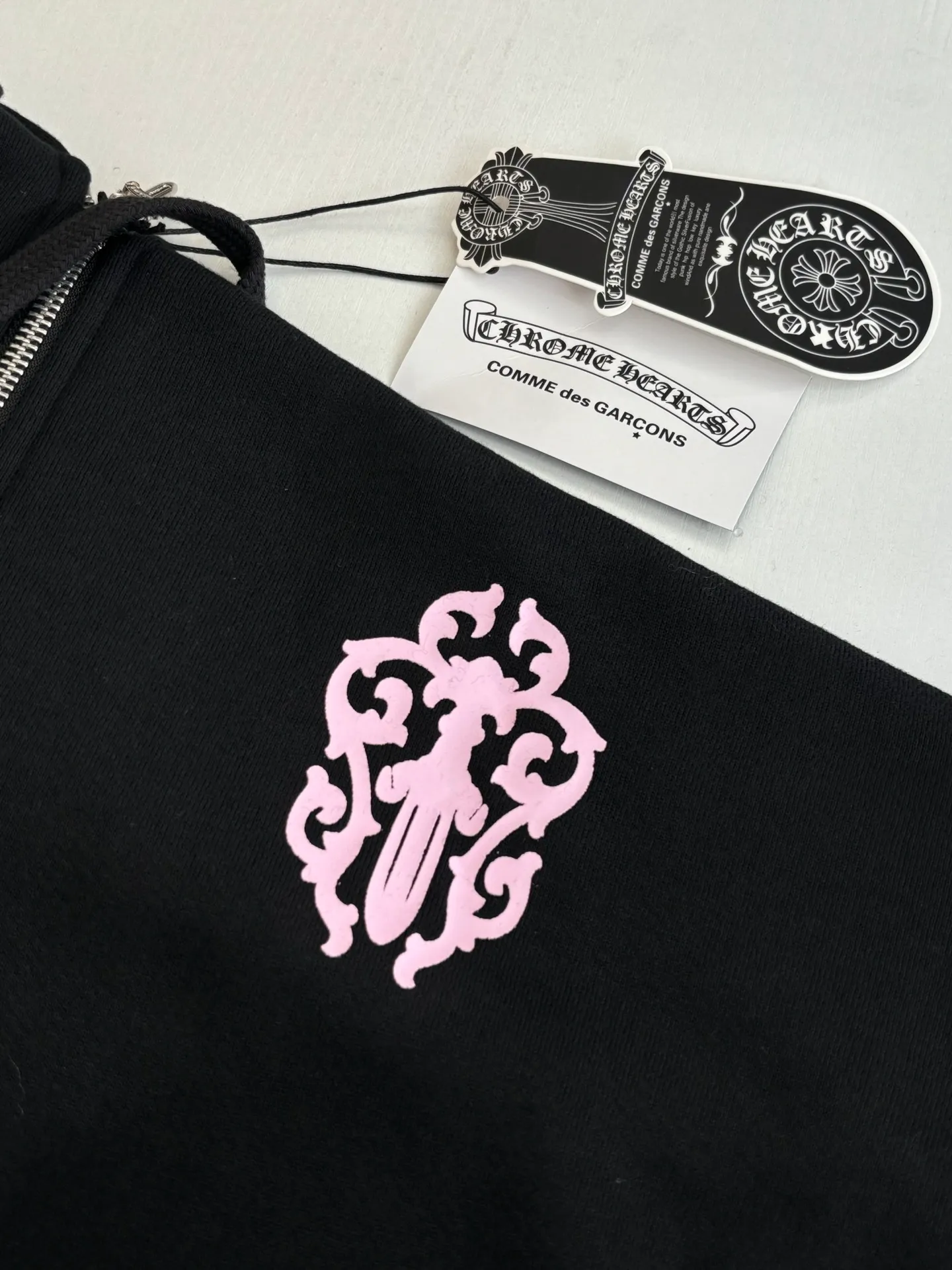 P460 Chrome Heart*/Chrome Heart Ch character Sanskrit printed zipper hooded sweatshirt is made of 80% cotton + 20% polyester blended fabric. The fabric is woven with 32-count base yarn and 10-count veil. The weight reaches 330 grams. It combines the skin-friendly breathability of cotton fiber and the anti-wrinkle stiffness of polyester. The weight is sufficient to bring good drape and wearing texture. Size: S/M/L/XL